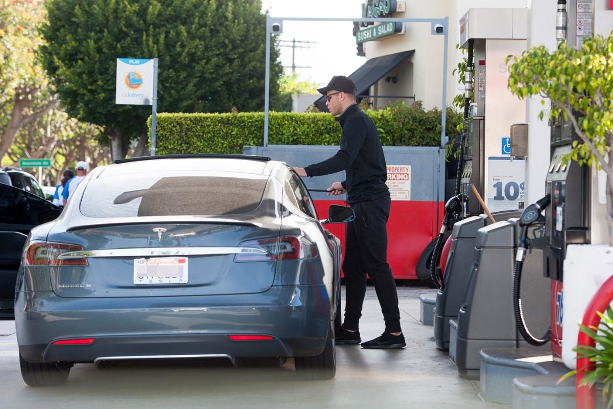 2015-Blake-Griffin-gas-station-squeegee.jpg